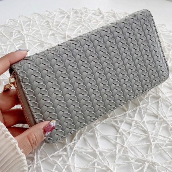 thebdroomcloset Handbags - NEW! Gray / Gold Basketweave Zippy Wallet